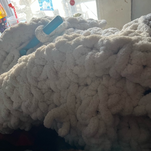Cozy White/Ivory Chunky Knit Throw Blanket